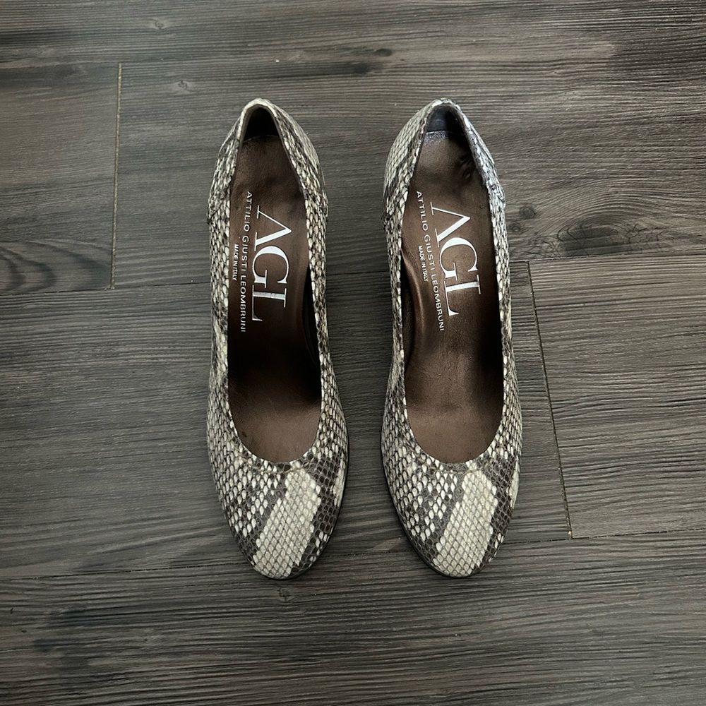 Agl Snakeskin-Print Round-Toe Pumps - Gray and Black